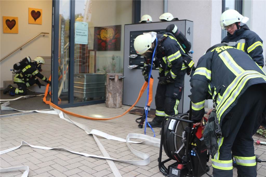 Ein anspruchsvolles Szenario stellte sich den Einsatzkräften an der Wohnanlage für ambulant betreutes Wohnen. 