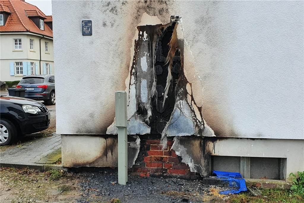 Brandstiftung an der Steinstraße: Beherzter Anwohner löscht Feuer Ein Anwohner griff beherzt selbst ein und löschte die brennende Papiertonne. Schäden hat es dennoch gegeben.