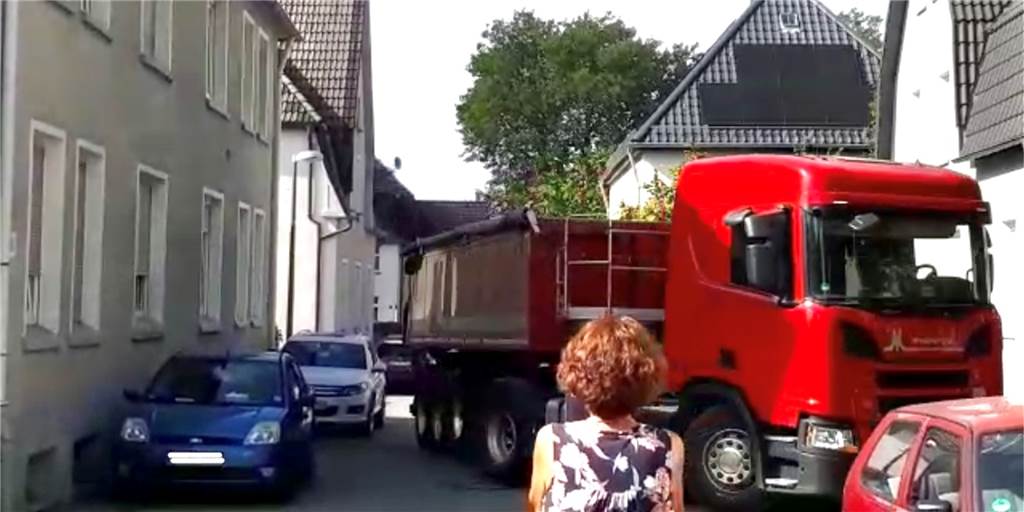 Vergebliches Warten auf Müllabfuhr: Dortmunder Siedlung setzt eigenen LKW ein Ein Anwohner ist mit einem LKW durch die Nertusstraße gefahren.