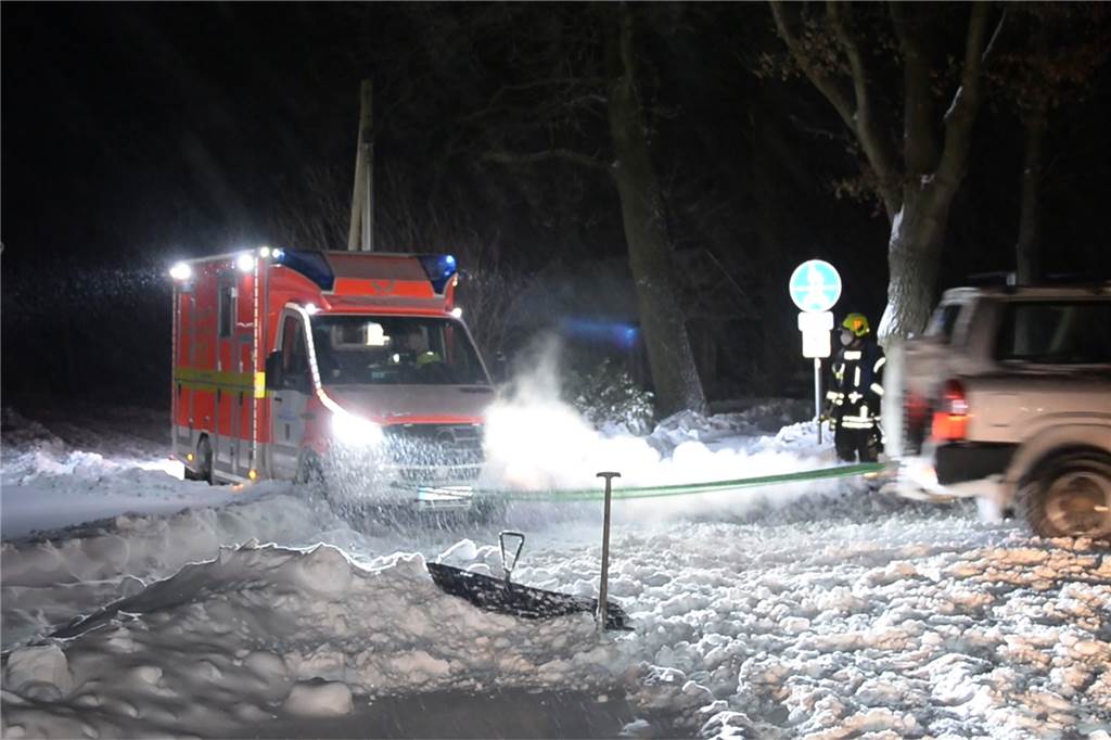 Winter-Chaos: Schwere Schlittenunfälle bei Kindern - Eurobahn fährt wieder – Liveblog Ein Anwohner zieht mit seinem Geländewagen einen Rettungswagen, der sich im Schnee festgefahren hatte.