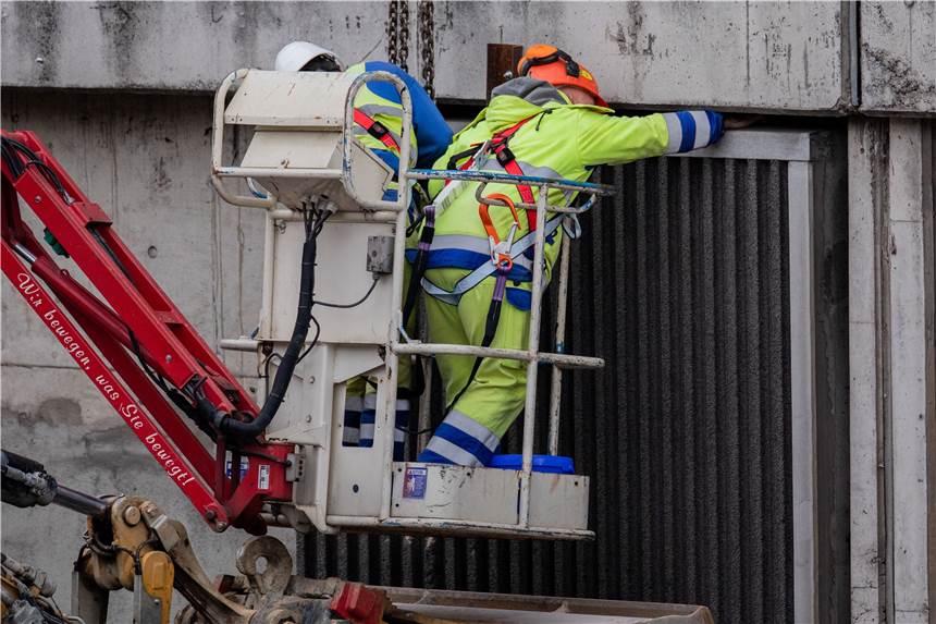 25 Lärmschutzwände werden nach tödlichem A3-Unfall überprüft Ein Arbeiter bereitet auf der A3 die Entnahme einer weiteren Betonplatte vor. Knapp eine Woche nach dem Sturz einer Betonplatte auf die A3 auf das Auto einer 66-jährigen Kölnerin werden nun sechs weitere abgenommen.