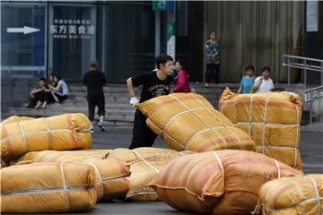 Ein Arbeiter in Peking: Die wirtschaftliche Entwicklung liegt auch weiter über der Vorgabe der Regierung in Peking, die für das ganze Jahr eigentlich nur rund 6,5 Prozent anstrebt. Foto: Andy Wong