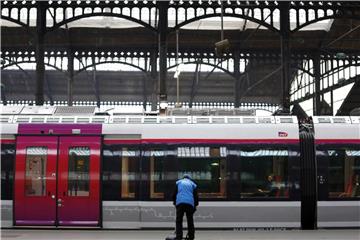 Ein Arbeiter reinigt am Pariser Bahnhof Gare Saint-Lazare einen leeren Bahnsteig. Foto: Thibault Camus/AP