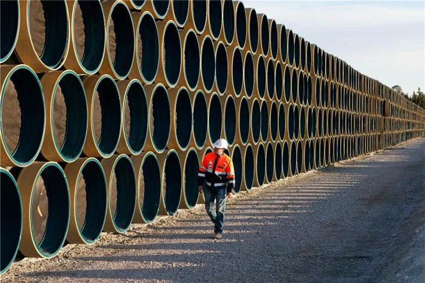 Kreml: Russland könnte Nord Stream 2 allein bezahlen Ein Arbeiter überprüft in einem Rangierbahnhof Rohre für die geplante Pipeline. Foto: Nord Stream Ag/Russian Look via ZUMA Wire