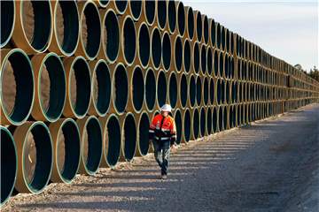 Ein Arbeiter überprüft in einem Rangierbahnhof Rohre für die geplante Pipeline. Foto: Nord Stream Ag/Russian Look via ZUMA Wire