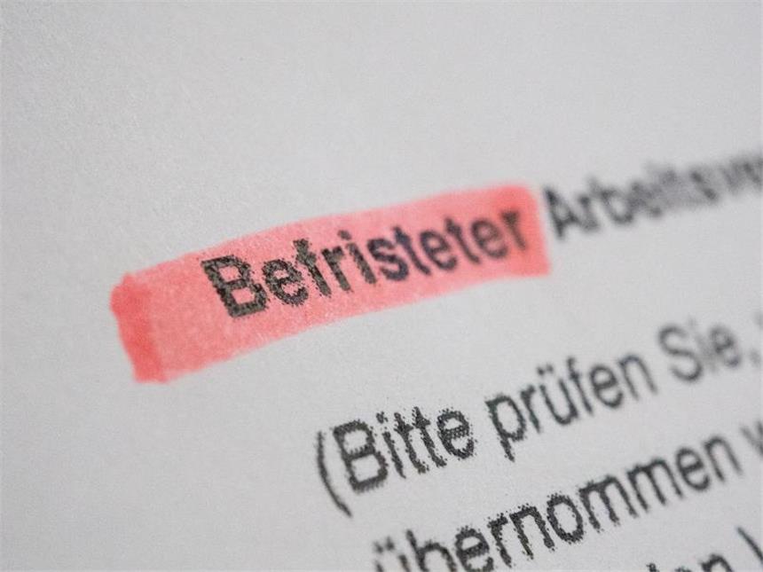 Wissenswertes rund um befristete Arbeitsverträge Ein Arbeitgeber kann ein Arbeitsverhältnis befristen, wenn es sachliche Gründe gibt - etwa eine Vertretung in der Elternzeit oder während einer Krankheit. Foto: Karolin Krämer/dpa-tmn