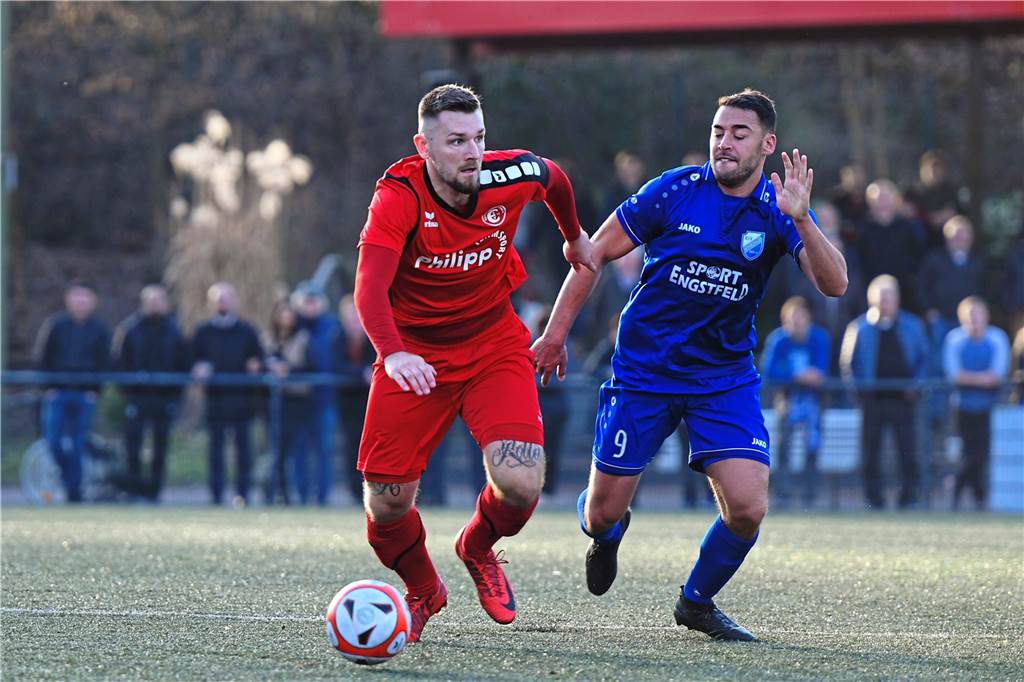 Oberliga-Stürmer offenbar vor Wechsel zum Holzwickeder SC Ein Archivbild aus dem Jahr 2019: Andreas Spais (r.) verfolgt hier Erkenschwicks Philipp Mandla.