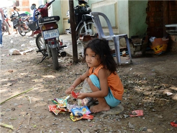 Ein armes Mädchen spielt in Phnom Penh mit Müll. Foto: Jens Kalaene