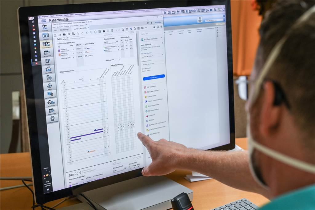 Telemedizin in Stadtlohn: Digitale Vernetzung braucht noch etwas Zeit Ein Arzt liest in einer elektronischen Patientenakte, die ein E-Rezept zeigt. Das neue E-Rezept soll eine höhere Arzneimittelsicherheit für die Patienten schaffen.
