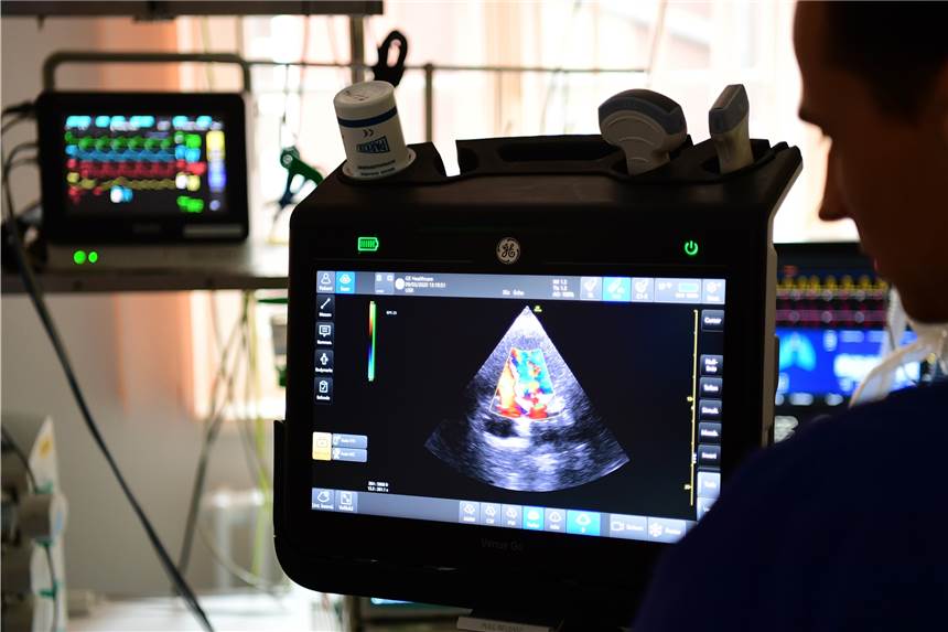Neue Studie: Langzeitschäden am Herzen nach Corona-Infektion wahrscheinlich Ein Arzt untersucht nach der Einweihung der internistischen Intensivstation (ITS) im städtischen Klinikum Brandenburg das Herz eines Patienten mit Ultraschall. Drohen Covid-19-Patienten nach überstandener Erkrankung Herzprobleme? Diese Vermutung äußern Wissenschaftler der Universität Frankfurt nach einer Studie in einer Fachzeitschrift.