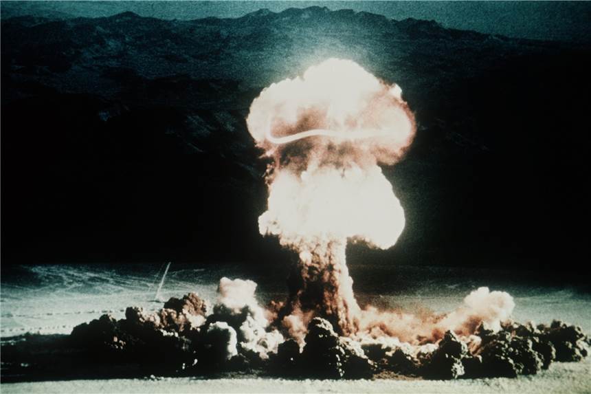 Gewöhnung an die permanente Bedrohung: Atomkrieg? Nein, danke! Ein Atompilz steigt nach der Explosion einer Atombombe über dem Testgelände in der Wüste von Nevada auf.