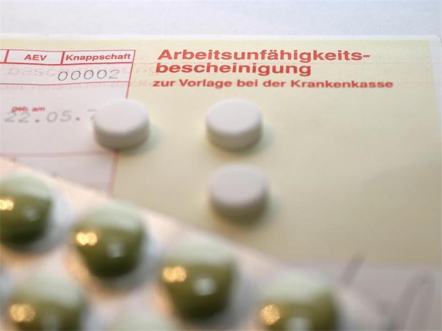 Krankschreibung wegen Grippe: Rechte und Pflichten Ein Attest müssen kranke Arbeitnehmer spätestens am vierten Fehltag vorlegen - es sei denn, ihr Arbeitgeber verlangt die Krankschreibung bereits am ersten Tag.