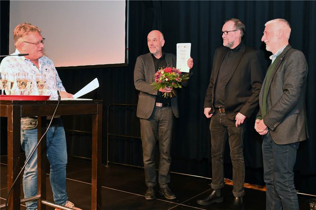 Abriss und Neubau: Der neue Wulfener Markt braucht noch viel Zeit Hans Schmidt-Domogalla (mit Urkunde) und sein Partner Thomas Dietrich (Planungsgruppe Oberhausen) werden von den Geschäftsführern der Entwicklungsgesellschaft Wulfen, Holger Lohse (l.) und Hubert Große-Ruiken (r.), als Gewinner des städtebaulichen Wettbewerbs ausgezeichnet.