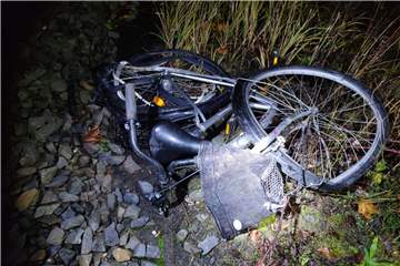 Ein auf den Gleisen abgelegtes Fahrrad ist am Dienstagabend von einem Zug der Eurobahn erfasst worden.