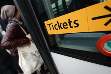 Ein Aufkleber „Tickets“ an einem Bus. Foto: Arne Dedert/Archiv