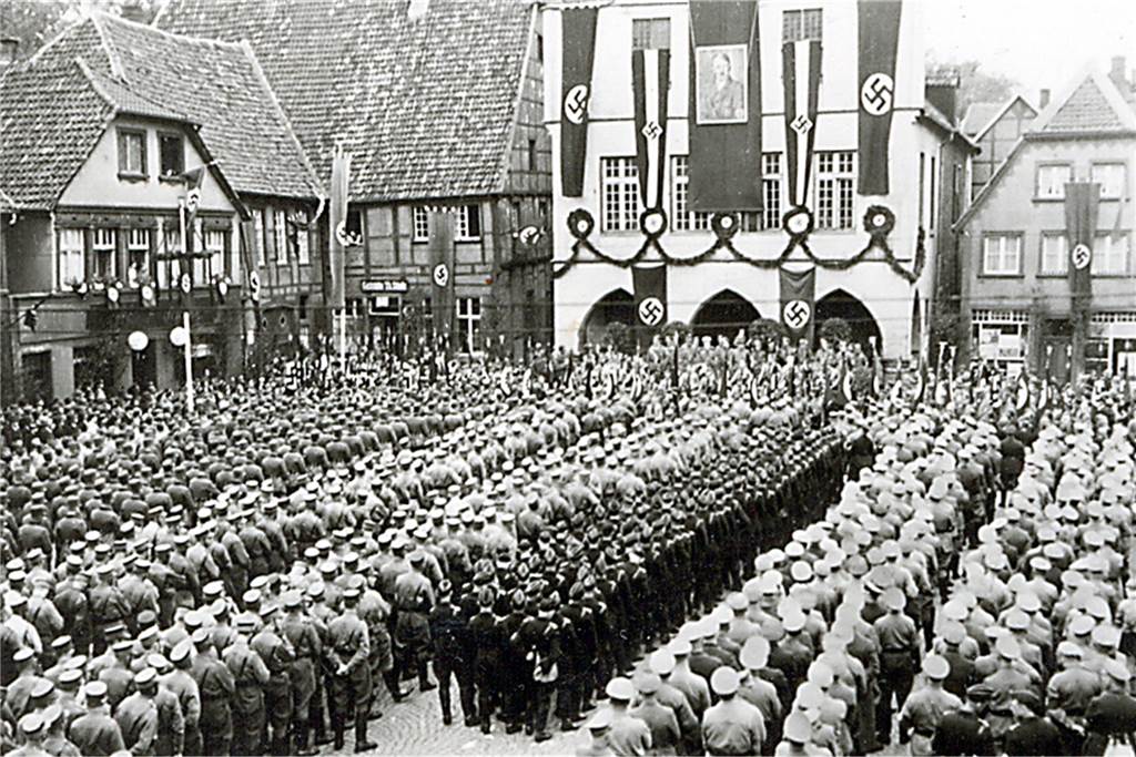 Holocaust-Gedenken früher und heute: Der schwere Weg zur Aufklärung Ein Aufmarsch der SA auf dem Werner Marktplatz.
