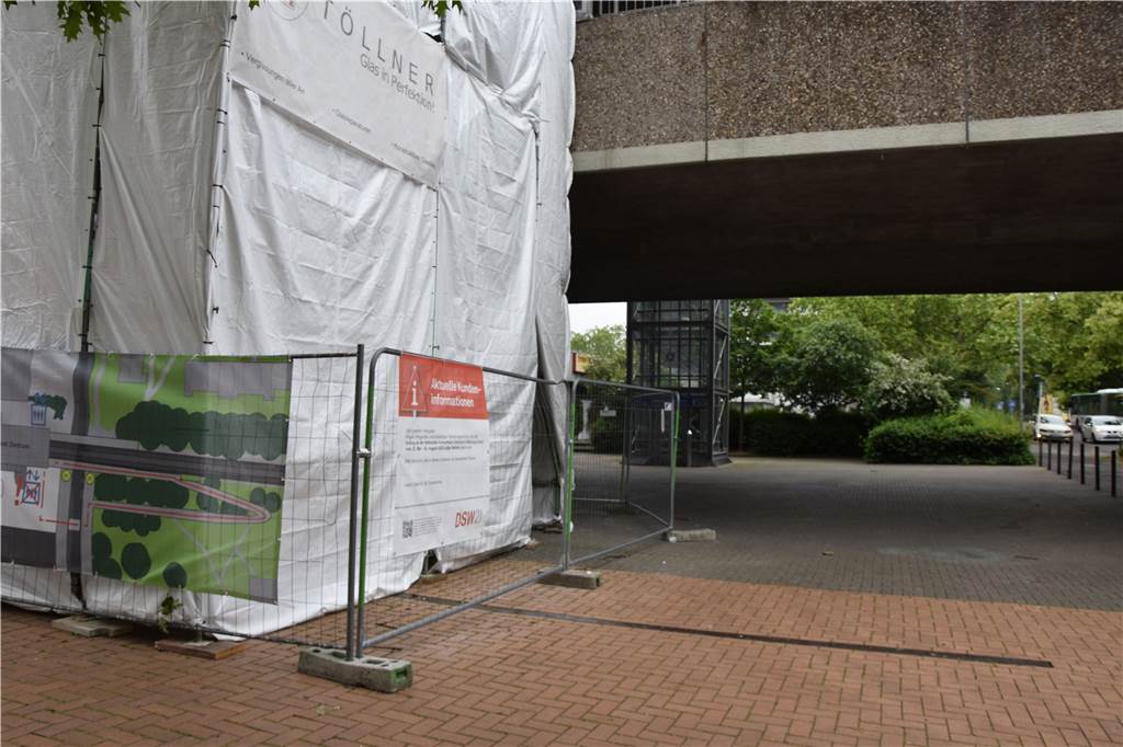 Fehlendes Blindenleitsystem bringt Sehbehinderte an Gleisen in Gefahr Ein Aufzug an der Station Scharnhorst Zentrum ist schon in Betrieb, der andere wird erst 2023 die Fahrgäste zu den Bahngleisen bringen können.