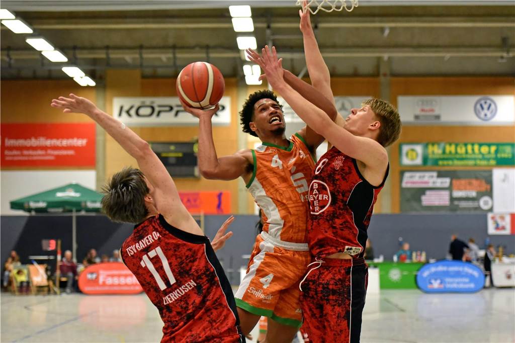 BG Dorsten bangt um einen Leistungsträger: Wichtiges Spiel bei den Bergischen Löwen Paul Lunguana beim Korbwurf