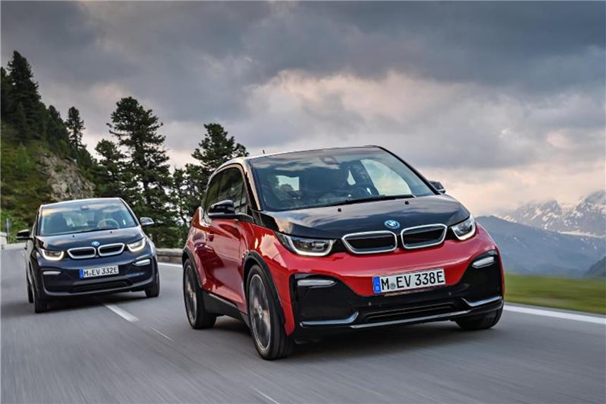 Fahren E-Autos wirklich anders? Ein Ausflug in die Berge ist mit dem vollelektrischen BMW i3 möglich. Das Gute an Elektroautos: Beim Bergabfahren kann durch die Bremsenergie die Batterie wieder ein wenig aufgeladen werden. Foto: BMW