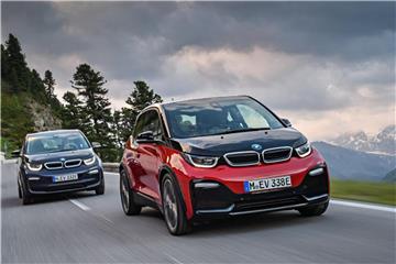 Ein Ausflug in die Berge ist mit dem vollelektrischen BMW i3 möglich. Das Gute an Elektroautos: Beim Bergabfahren kann durch die Bremsenergie die Batterie wieder ein wenig aufgeladen werden. Foto: BMW