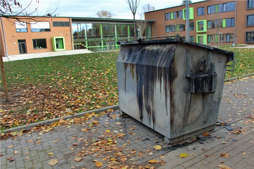 Nach Vandalismus: Drei Werner Schulen bekommen bald Video-Überwachung Ein ausgebrannter Papiercontainer auf dem Schulhof der Marga-Spiegel-Sekundarschule.