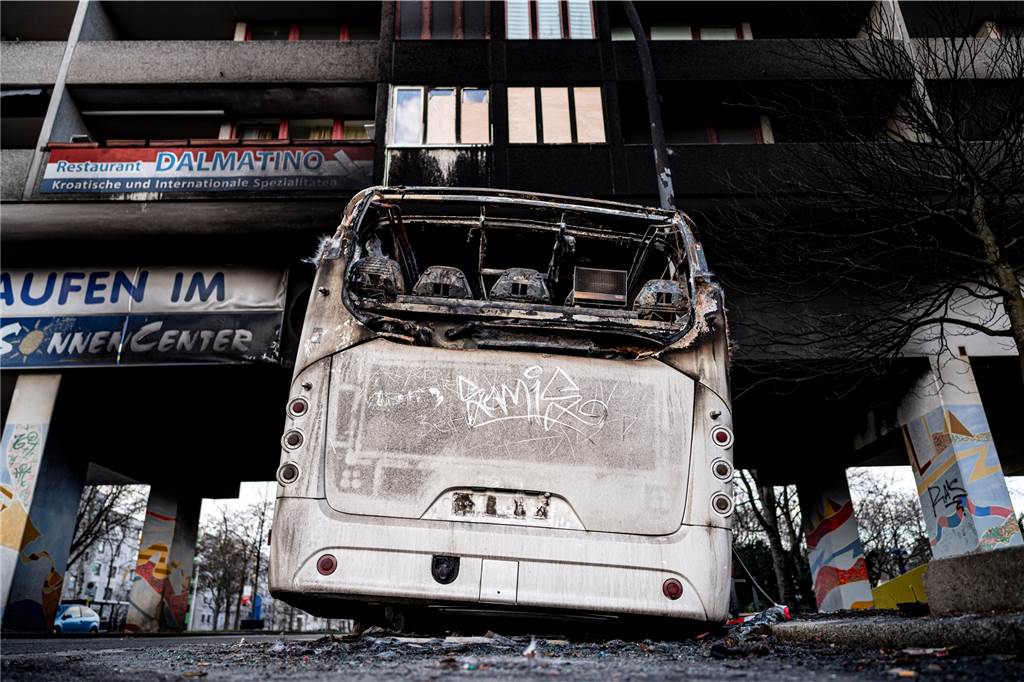 Hüppe zur Silvesternacht: „Täter abschieben statt immer nur reden“ Ein ausgebrannter Reisebus steht nach Krawallen in der Silvesternacht in einer Straße im Berliner Bezirk Neukölln.