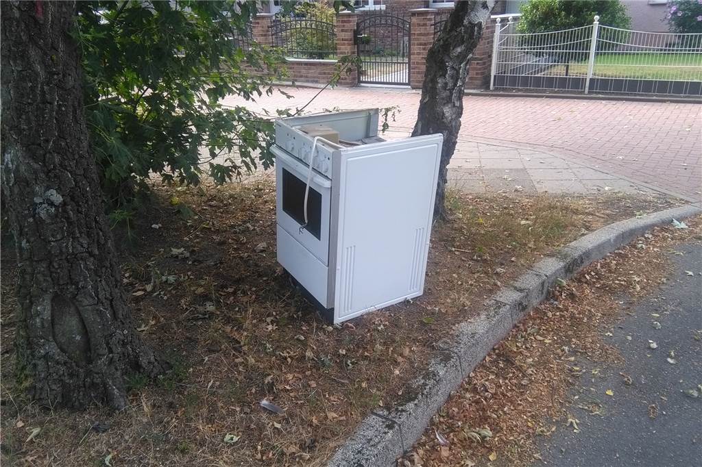 Problemviertel: Trolley im Altpapier, Sperrmüll fliegt herum Ein ausgedienter Elektroofen, achtlos unter einem Baum abgestellt: Der Wertstoffhof nimmt solche Geräte entgegen. Voraussetzung ist, dass man sie dorthin bringt.