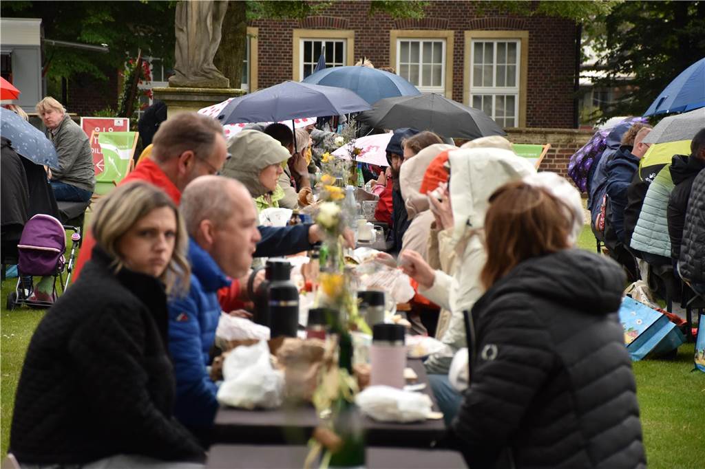 Ein ausverkauftes Picknick, gut besuchte Gartenführungen, ein Kaffeekonzert im Schlossinnenhof und ein neuer Zugang zum Schlossgarten samt saniertem 300 Jahre alten Gartentor: Auch wenn das Wetter am Sonntag etwas zu wünschen übrig ließ, ließen sich die Gäste von Nieselregen und Wind nicht abschrecken. Ein rundum gelungener Schlösser- und Burgentag in Ahaus.
