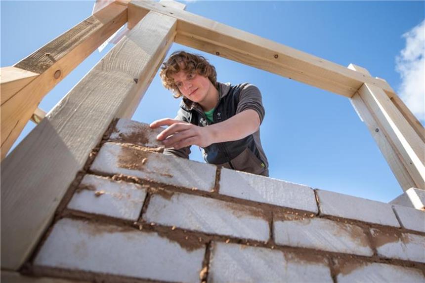 Handwerk sucht Azubis: Fast 19 000 Stellen offen Ein Auszubildender mauert beim Tag des Handwerks in Thüringen ein Fachwerk aus. Foto: Arifoto Ug/Michael Reichel