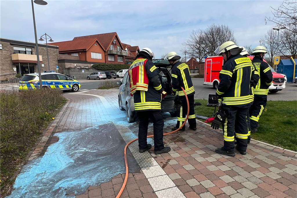 Auto auf Parkplatz brannte, Trecker fing Feuer: Selmer Feuerwehr hatte drei Einsätze in kurzer Zeit Ein Auto am Kreisverkehr am Aldi in Selm hat am Donnerstag gebrannt. Der Fahrer löschte es selbst - die Feuerwehr musst nur noch nachlöschen.