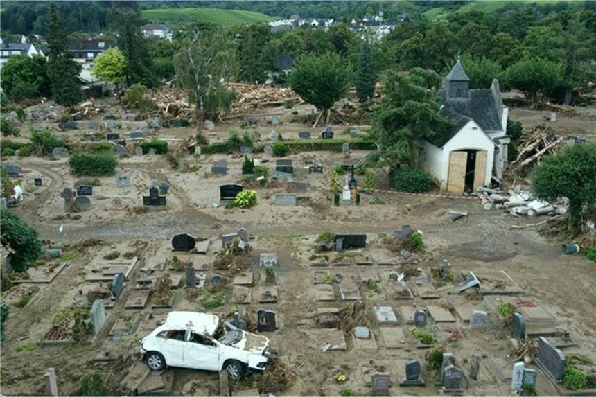 Nach Hochwasser: Ärzteverband kritisiert Versorgung im Flutgebiet Ein Auto, das im Zuge des Hochwassers auf einen Friedhof geschwemmt wurde, steht nun auf einem verwüsteten Grabfeld.