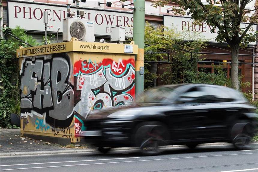 Ein Auto fährt an einer Luftmessstation im Frankfurter Stadtgebiet vorbei. Hessens Landesregierung will das Urteil des Verwaltungsgerichts in Wiesbaden nicht hinnehmen. Foto: Silas Stein
