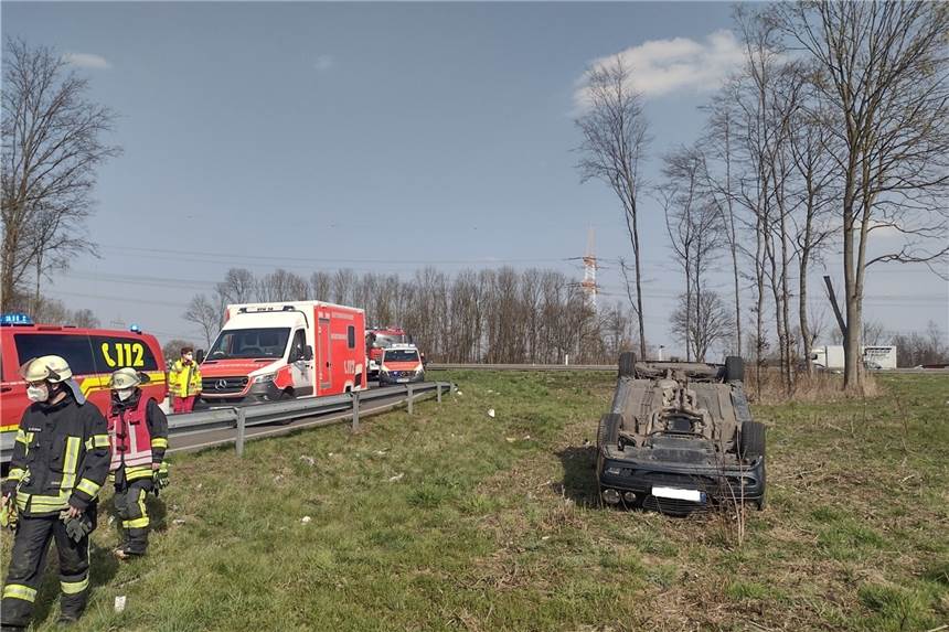 Auto überschlägt sich in Dortmund und landet auf dem Dach Ein Auto hat sich am Montagmittag im Autobahnkreuz 45 Dortmund-Hafen überschlagen.