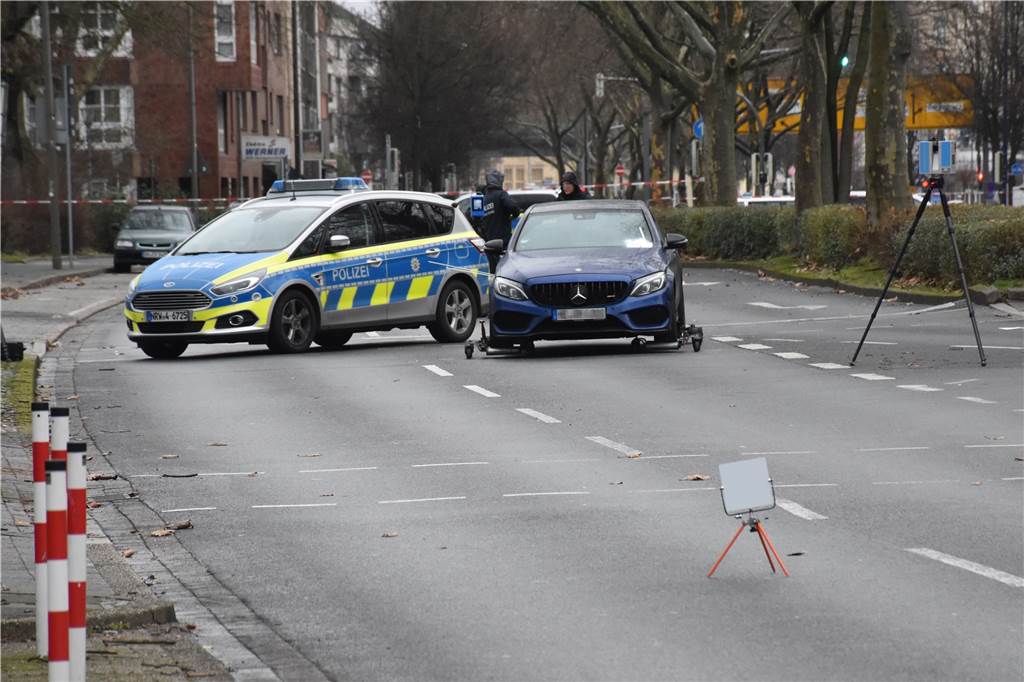 Polizei ermittelt nach Schüssen: Sprecherin erklärt die lange B54-Sperrung Ein Auto ist auf der Leopoldstraße platziert worden, um die Geschehnisse der Weihnachtsnacht zu rekonstruieren.