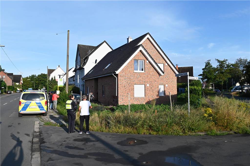 Auto rast in Hauswand in Dorsten: Bilder von der Unfallstelle Ein Auto ist in eine Hauswand gerast.