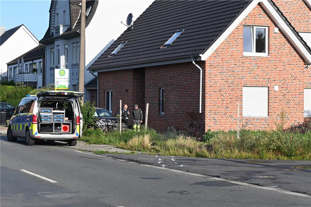 Ein Auto ist in eine Hauswand gerast.
