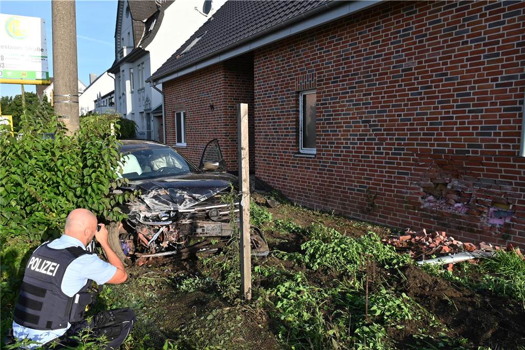 Ein Auto ist in eine Hauswand gerast.