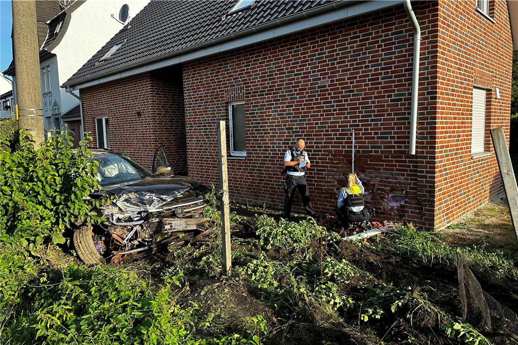 Ein Auto ist in eine Hauswand gerast.