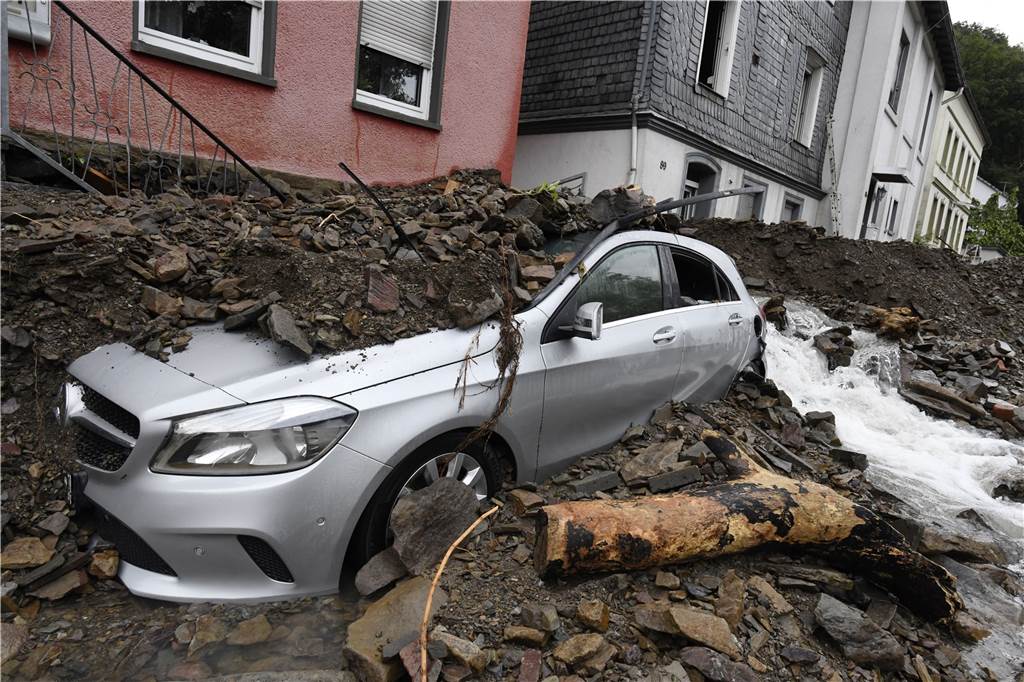 Unwetter in NRW: Zahl der Toten steigt, über Tausend Menschen werden noch vermisst – Liveblog Ein Auto ist vom Schutt bedeckt, den die Überflutung der Nahma am Vorabend mit sich gebracht hat.
