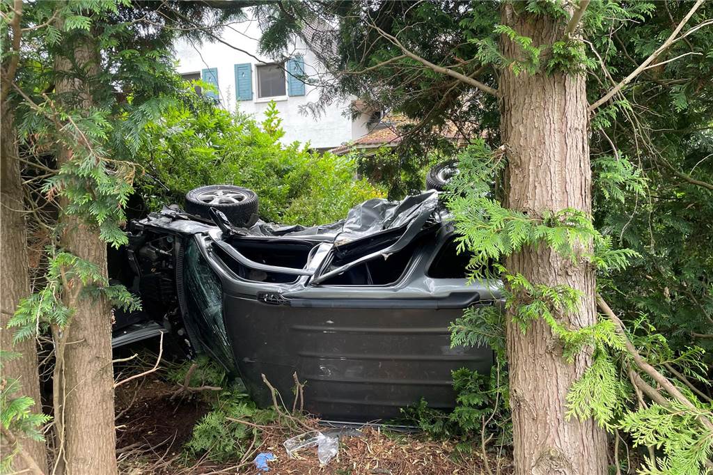 Nach schwerem Unfall zwischen Olfen und Selm: 60-Jährige außer Lebensgefahr Ein Auto kam bei dem Unfall von der Straße ab und landete im Graben.