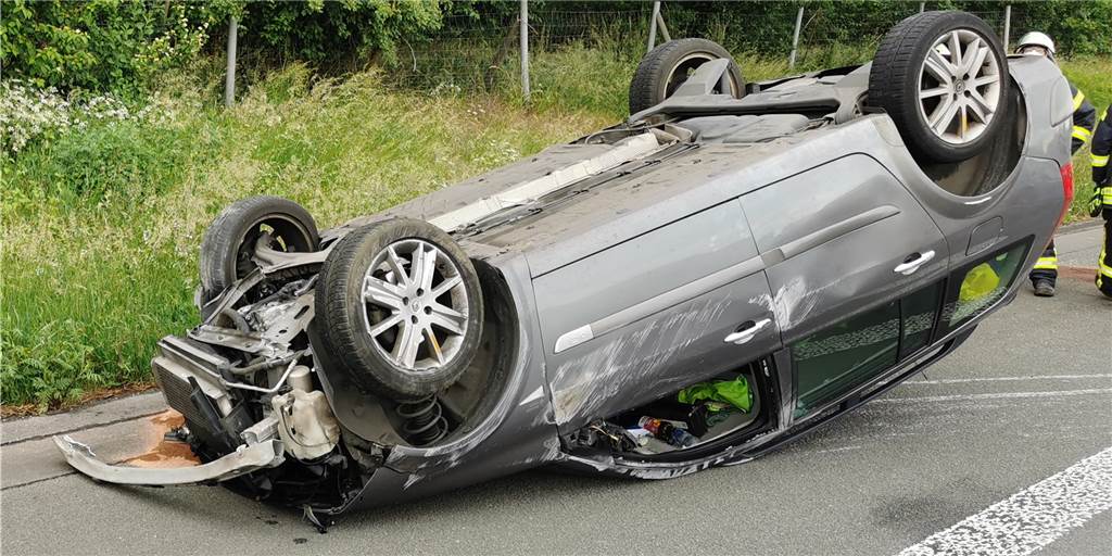 Auto kracht auf der A 31 in die Mittelschutzplanke und überschlägt sich Ein Auto krachte auf der A 31 in die Mittelschutzplanke und überschlug sich.
