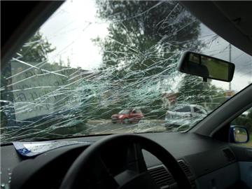 Ein Auto mit einer vom Hagel zerstörten Frontscheibe. Der schwere Hagelsturm Ende Juli hat Europas größtem Autobauer Volkswagen einen Millionen schweren Schaden verursacht. Foto: Sebastian Kahnert
