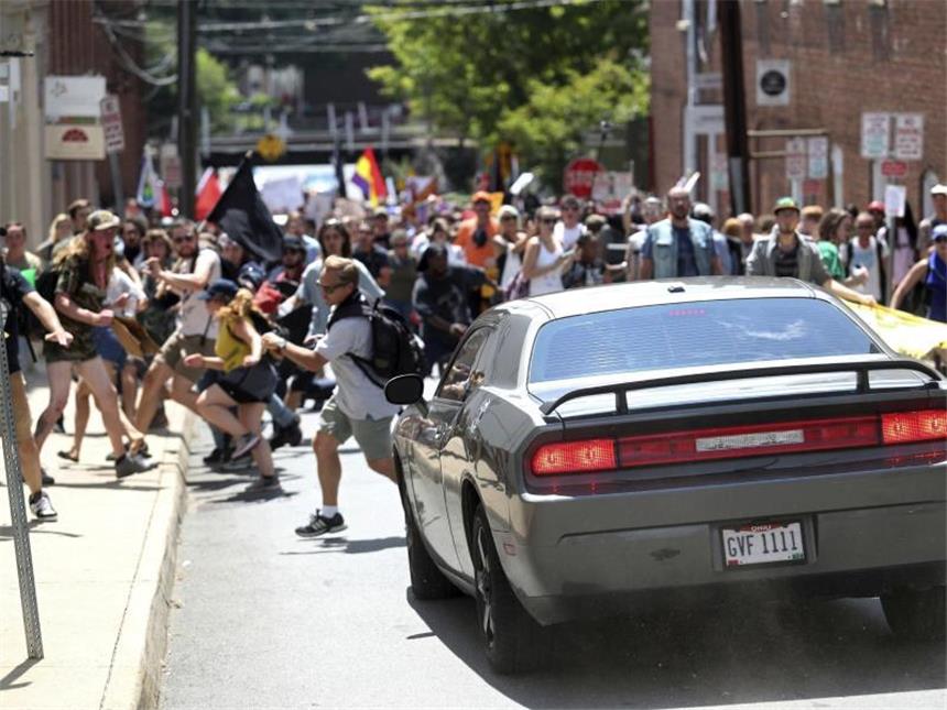 Trumps späte Einsicht kann Proteste nicht stoppen Ein Auto rast in Charlottesville in eine Gruppe von Gegendemonstranten. Foto: Ryan M. Kelly/The Daily Progress