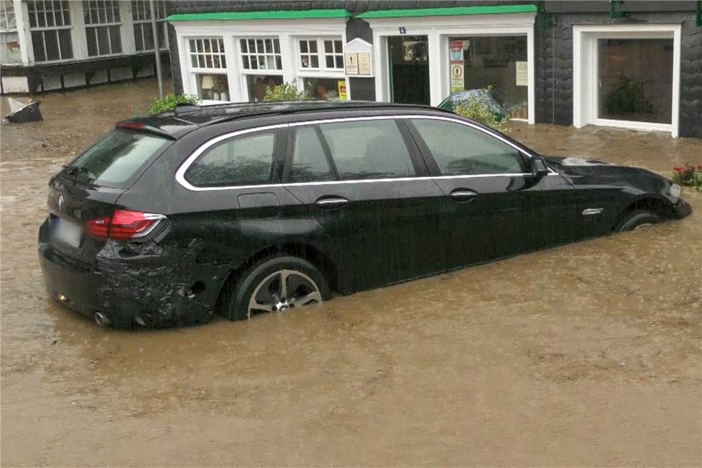 Unwetter in NRW: Zahl der Toten steigt, über Tausend Menschen werden noch vermisst – Liveblog Ein Auto steht auf einer überfluteten Straße in Solingen.