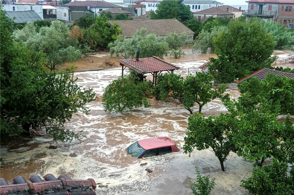 Schwere Unwetter in Griechenland: Rekordniederschläge und Chaos in den Städten Ein Auto steht im Hochwasser im Dorf Milina in der Region Thessalien. Bei schweren Unwettern ist in Mittelgriechenland ein Mensch ums Leben gekommen. Sturmtief «Daniel» sorgte in vielen Teilen Griechenlands für Probleme.