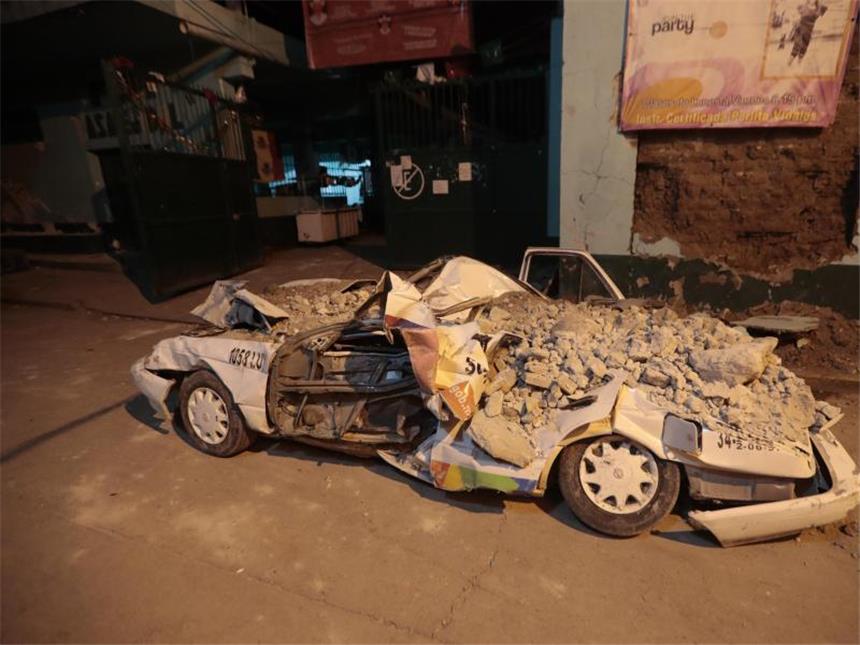 Erdbeben-Drama in Mexiko: Mehr als 220 Tote, viele Schäden Ein Auto steht in Jojutla von Schutt bedeckt auf der Straße. Foto: Eduardo Verdugo