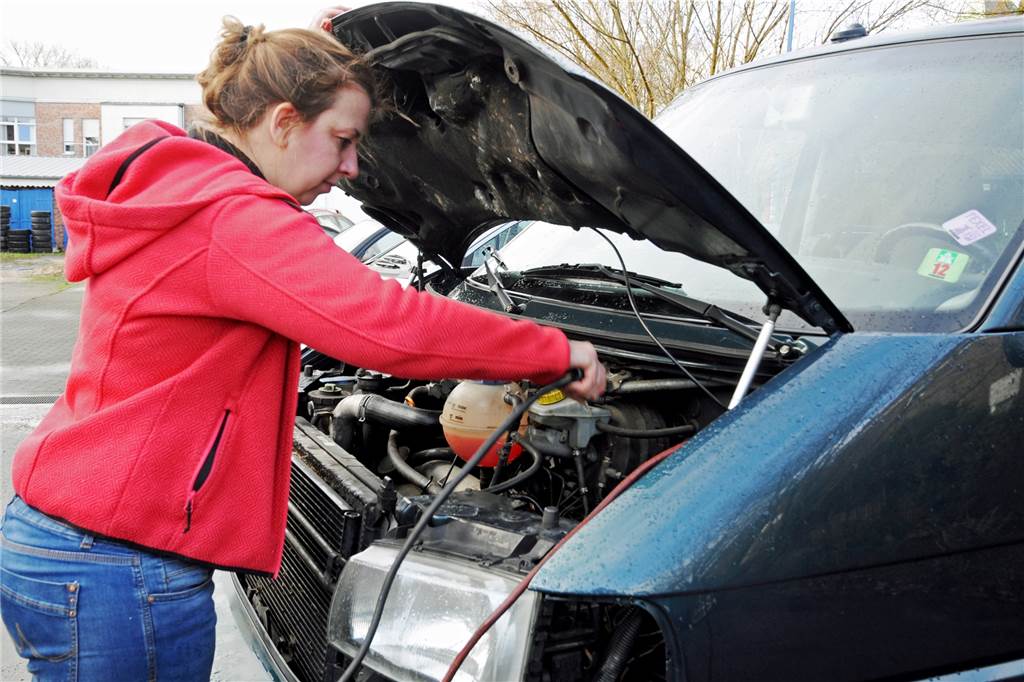 Ein Auto überbrücken – leichteste Übung für eine Kfz-Meisterin. Allzu oft ist Yvonne Jasper nicht mehr "am Auto" im Einsatz, hat als Werkstattleiterin viele andere Aufgaben. Aber wenn, genießt sie es.