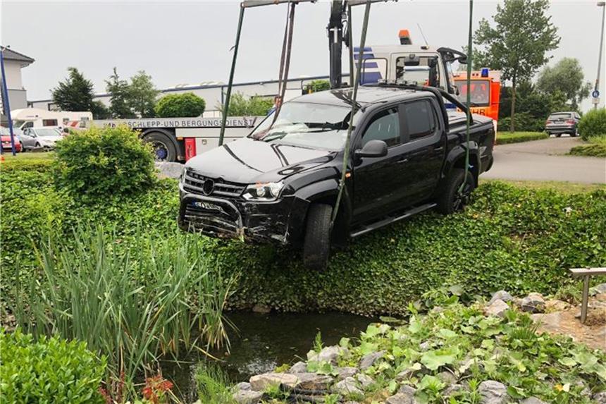 Auto landet nach Zusammenstoß in Zierteich Ein Auto wird aus einem Teich geborgen. Foto: Feuerwehr Lippstadt
