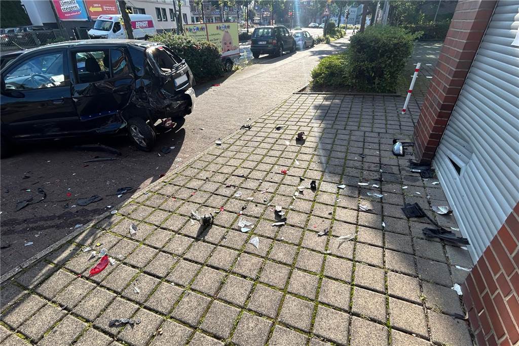 Pkw kracht gegen Hauswand an der Marler Straße Ein Auto wurde über den Bürgersteig gegen eine Hauswand geschoben.
