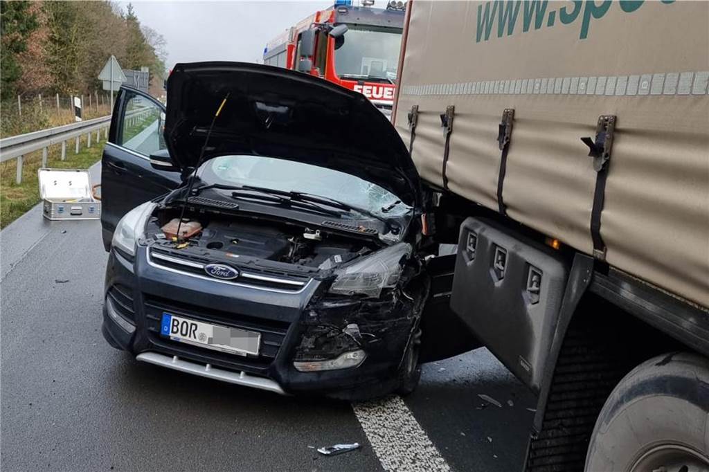 A 31 war gesperrt - sechs Menschen wurden bei Unfall verletzt Ein Autofahrer aus dem Kreis Borken kollidierte mit einem Lkw.